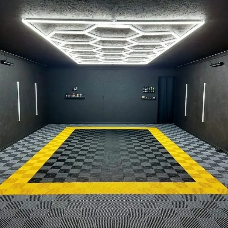 Box de garagem com piso modular cinzento e delimitação amarela